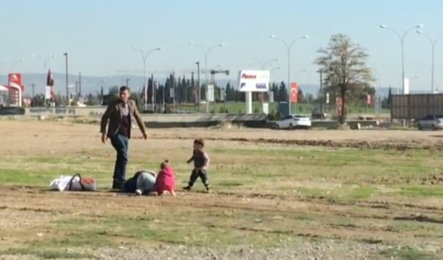 Kucağında bebek olan kadını dövdü...