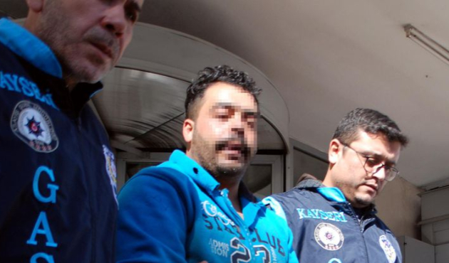 İdrarıyla araba camlarını yıkayıp para istedi!