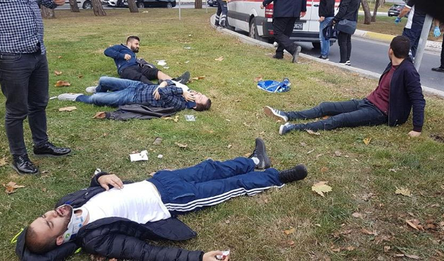 Bakırköy'de midibüs ağaca çarptı! 8 yaralı var...