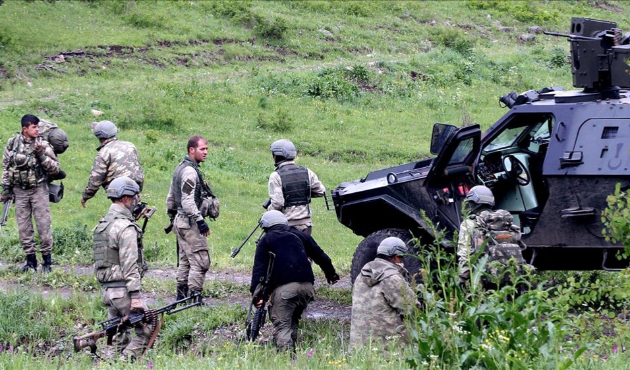 Özel Harekat ile teröristler arasında çatışma...