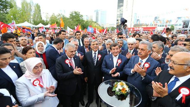 AK Parti 15 yaşında... Şehitlerin anısına sade tören
