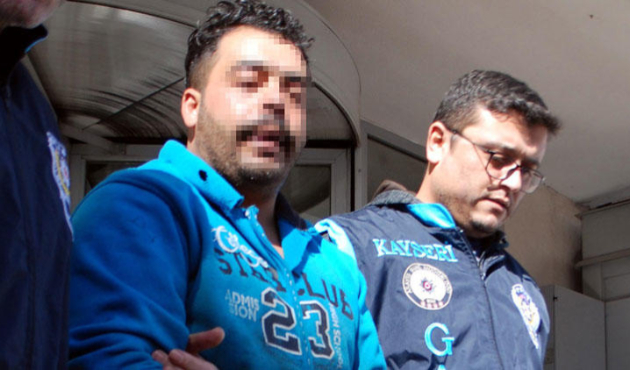 İdrarıyla araç camlarını silerken yakalandı!
