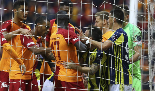 Derbi bitti saha karıştı! Büyük kavga...