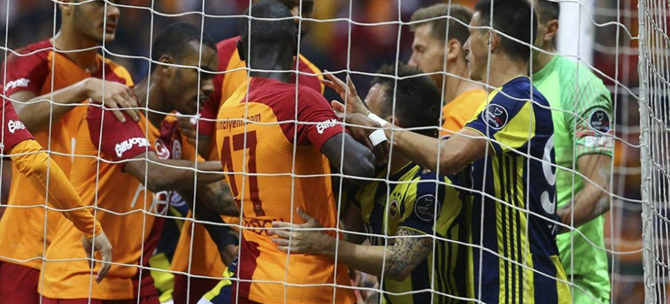 Derbi bitti saha karıştı! Büyük kavga...