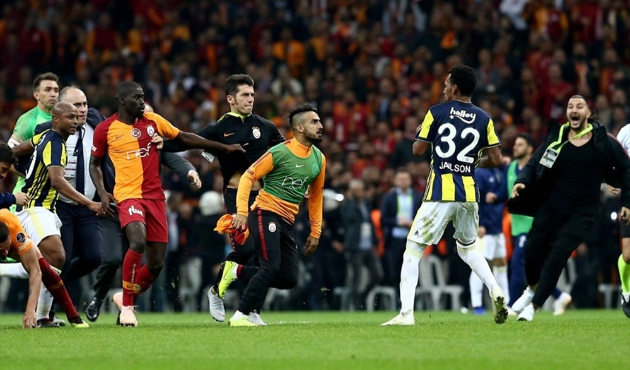 "İstanbul derbisi vahşi bir kavgayla bitti"