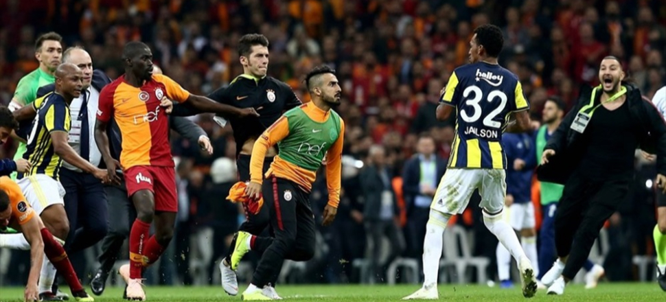 "İstanbul derbisi vahşi bir kavgayla bitti"