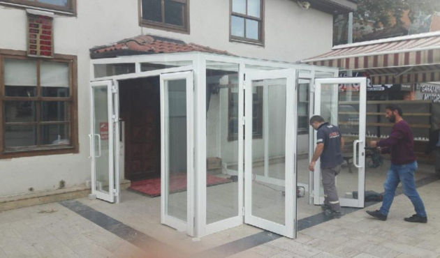 200 yıllık tarihi camiye PVC kapı, neon ışık!