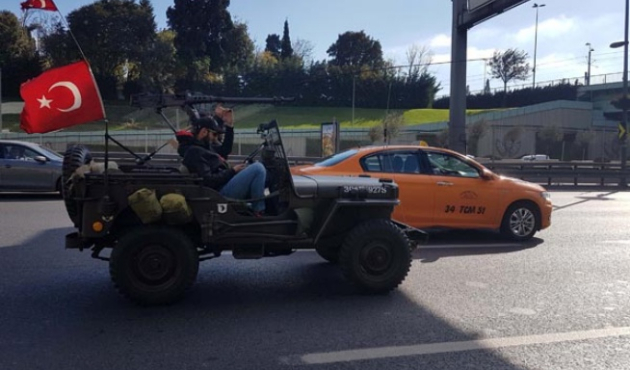 Uçaksavar silahıyla trafikte ilerlediler!