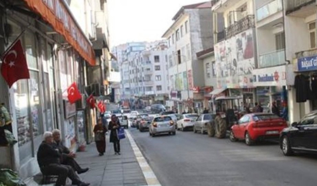 Dükkanların önündeki Türk bayrakları çalındı!