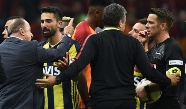 "Senin gibi hakemler bu maçların a.... s...."