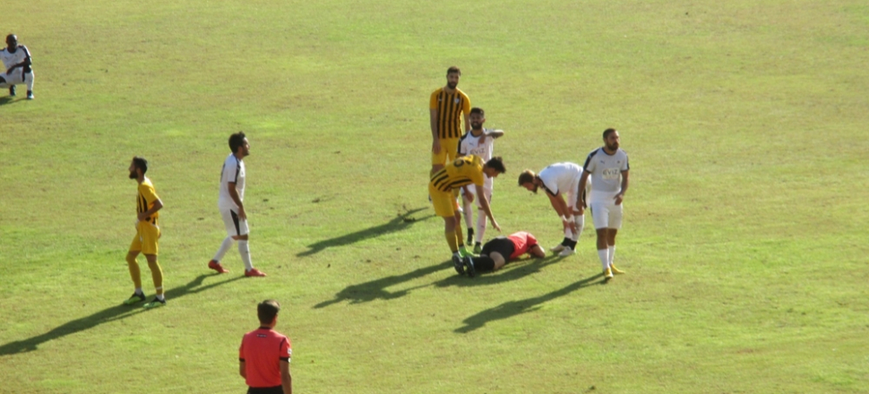 Hakem bir anda acı içerisinde yere yığıldı...