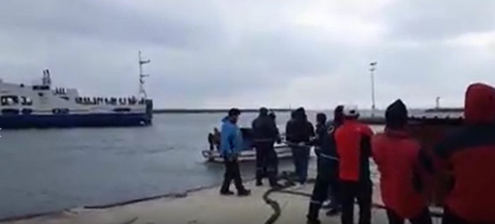 Çanakkale'de koca gemiyi halatla çektiler!