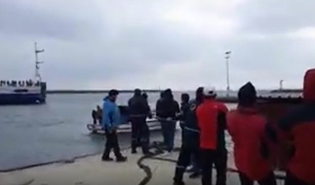 Çanakkale'de koca gemiyi halatla çektiler! /VİDEO