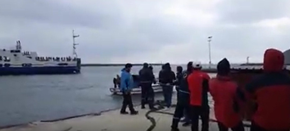 Çanakkale'de koca gemiyi halatla çektiler! /VİDEO