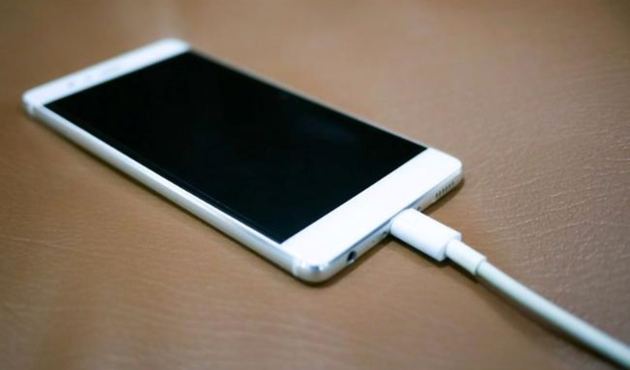 Kamp ateşiyle telefonunuzu şarj edebilirsiniz...
