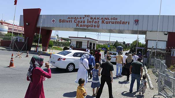 Tahliyeler başladı! Cezaevleri önünde heyecanlı bekleyiş...