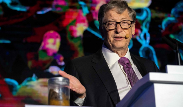 Bill Gates sahneye elinde insan dışkısıyla çıktı!