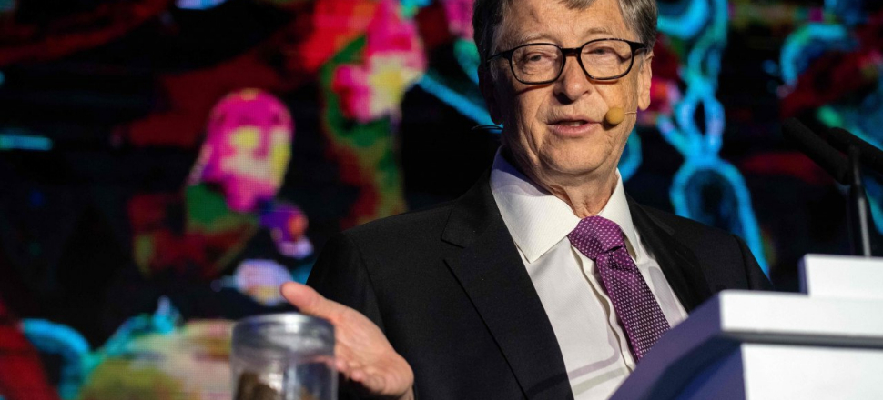 Bill Gates sahneye elinde insan dışkısıyla çıktı!