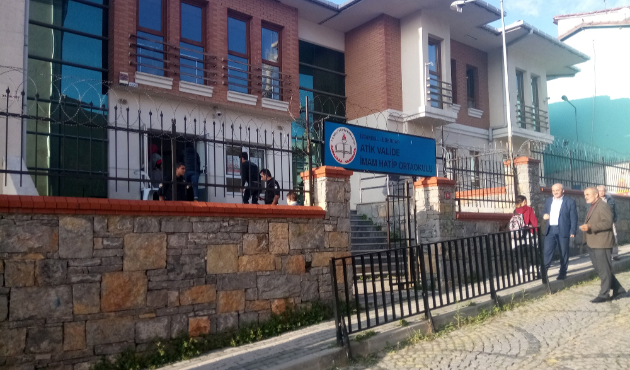 Öğrencilerin gözü önünde öğretmeni vurdu!