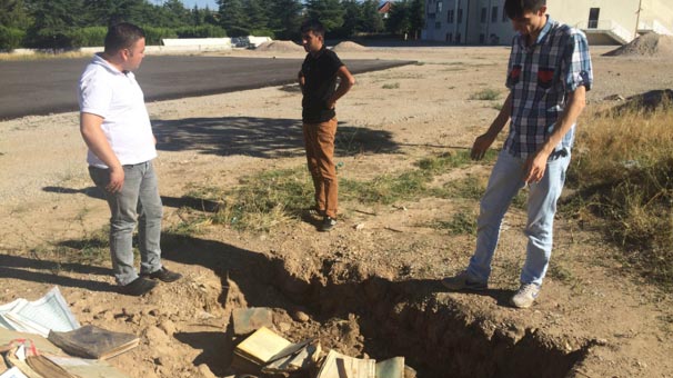 Bolvadin’de toprağa gömülü çok sayıda Kur'an bulundu!
