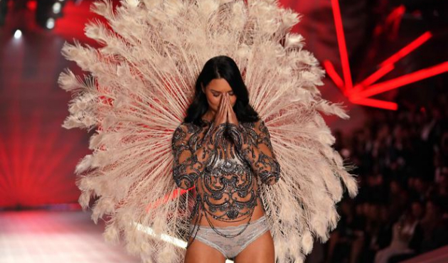 Adriana Lima podyumda gözyaşlarına boğuldu!