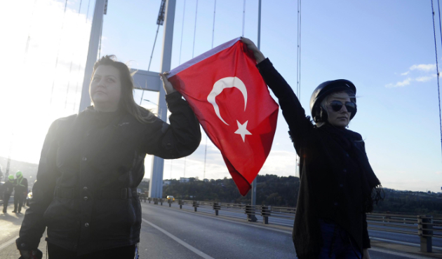 15 Temmuz Şehitler Köprüsü'nde Ata'ya saygı duruşu...