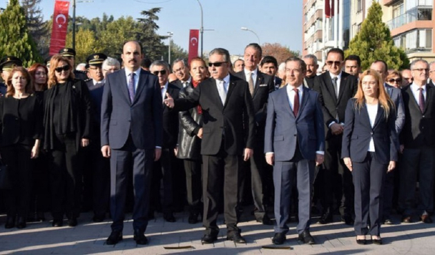 Anma töreni gecikti, vali çileden çıktı!