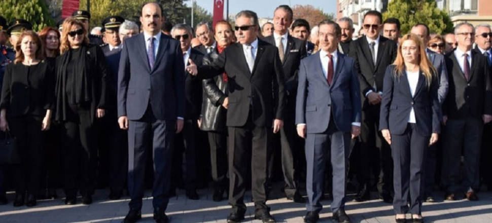 Anma töreni gecikti, vali çileden çıktı!