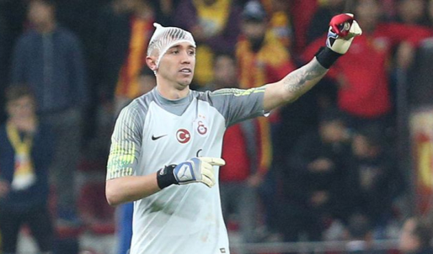 Muslera kafasında 12 dikişle oynadı!