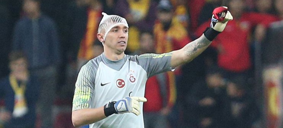 Muslera kafasında 12 dikişle oynadı!