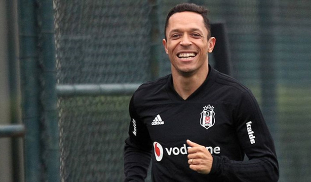 Beşiktaş, Adriano için pazarlık masasına oturuyor!