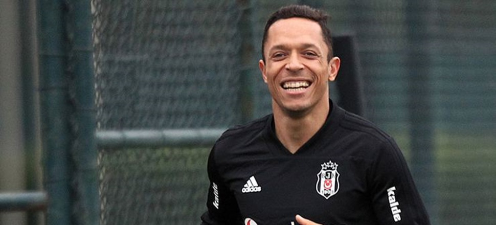 Beşiktaş, Adriano için pazarlık masasına oturuyor!