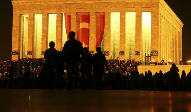 Anıtkabir'e geç saatlere kadar ziyaretçi akını!