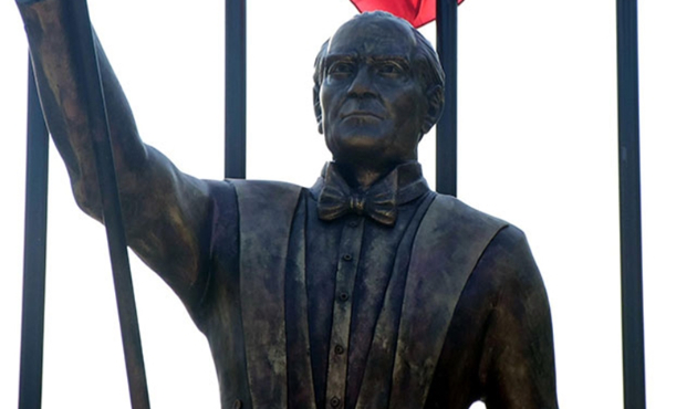 İzmir'de dikilen Atatürk heykeli gündeme oturdu...