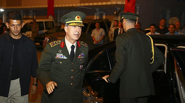 ''Üstesinden geleceğiz...'' Genelkurmay Başkanı Akar'dan şehit ailesine ziyaret