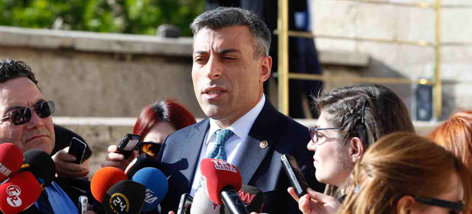 Akıllıları tut, delileri serbest bırak