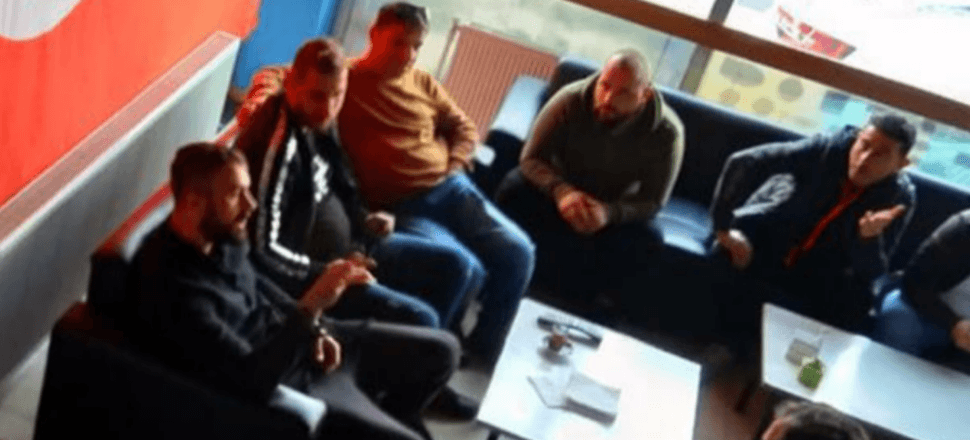 Onur Kıvrak kendisine küfür eden taraftarlarla yüzleşti!