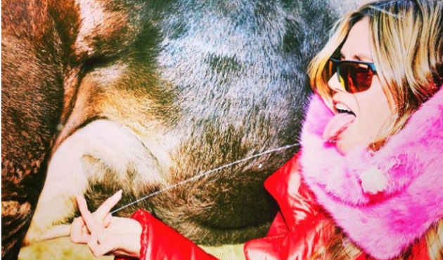 Heidi Klum sütünü inek memesinden içti!