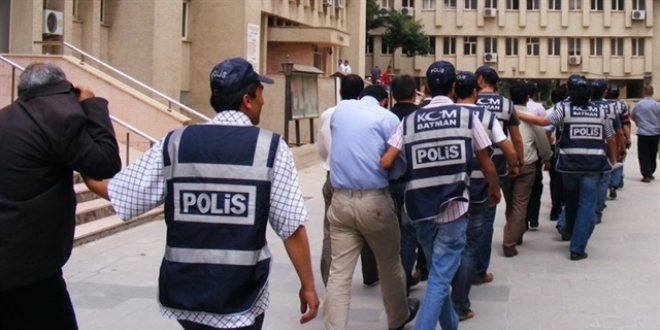Diyarbakır’da 2 vali yardımcısı ve 1 kaymakam tutuklandı