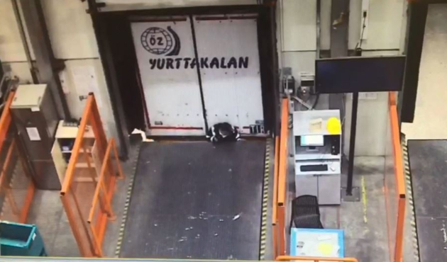 TIR'ın sıkıştırdığı işçi feci şekilde can verdi...