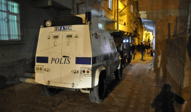 Maskeli iki grup arasında çatışma çıktı...