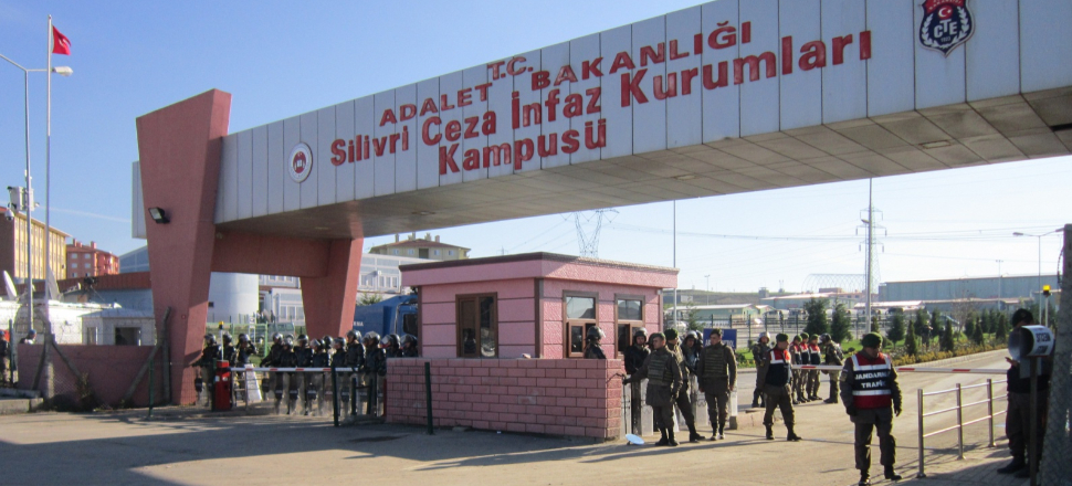 Eşcinsel FETÖ'cü yüzbaşı, avukatıyla ilişkiye girerken basıldı!