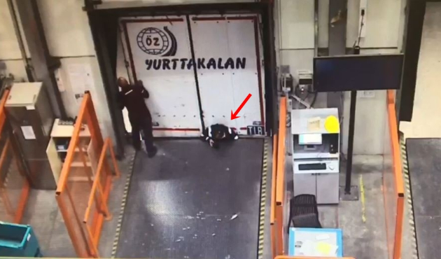 TIR'ın sıkıştırdığı işçi feci şekilde can verdi...
