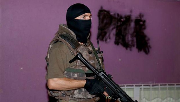 İstanbul'da şafak operasyonu! Polise patlayıcı atıldı