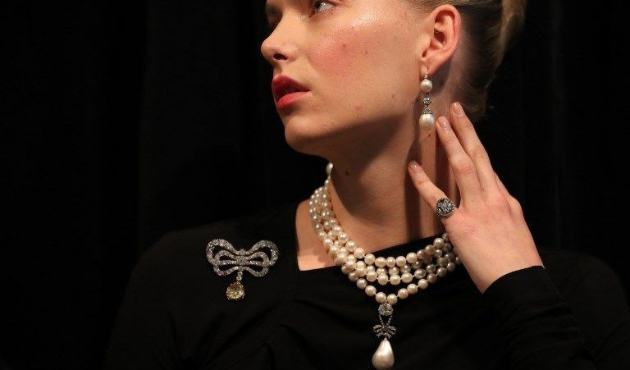 Marie Antoinette'nin kolyesi rekor fiyata satıldı!