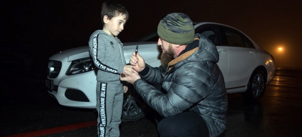 Çeçen lider o çocuğa araba hediye etti...