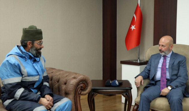 Temizlik işçisinin ibadet hassasiyeti şaşırttı!