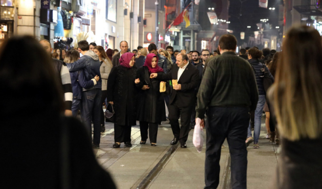 İki bakan İstiklal Caddesi’nde yürüyüşe çıktı!
