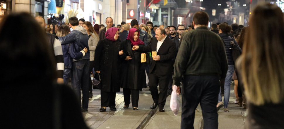 İki bakan İstiklal Caddesi’nde gece yürüyüşü yaptı