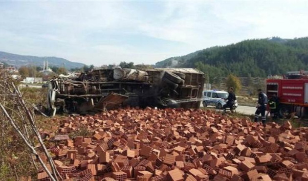 Kamyondan düşen tuğlalar işçilerin üzerine devrildi!